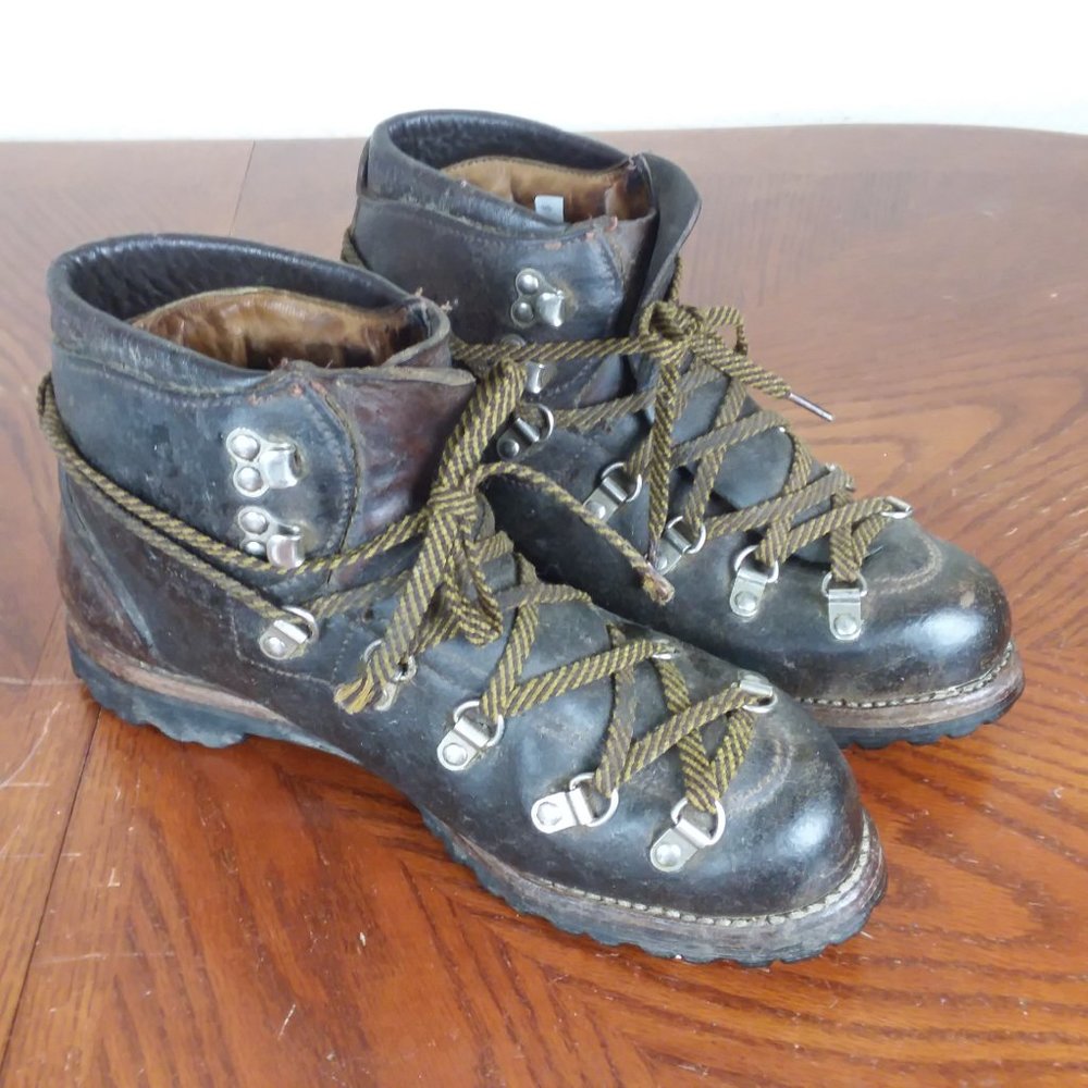 Vintage VASQUE Leather Hiking Chukka Boots Size 7